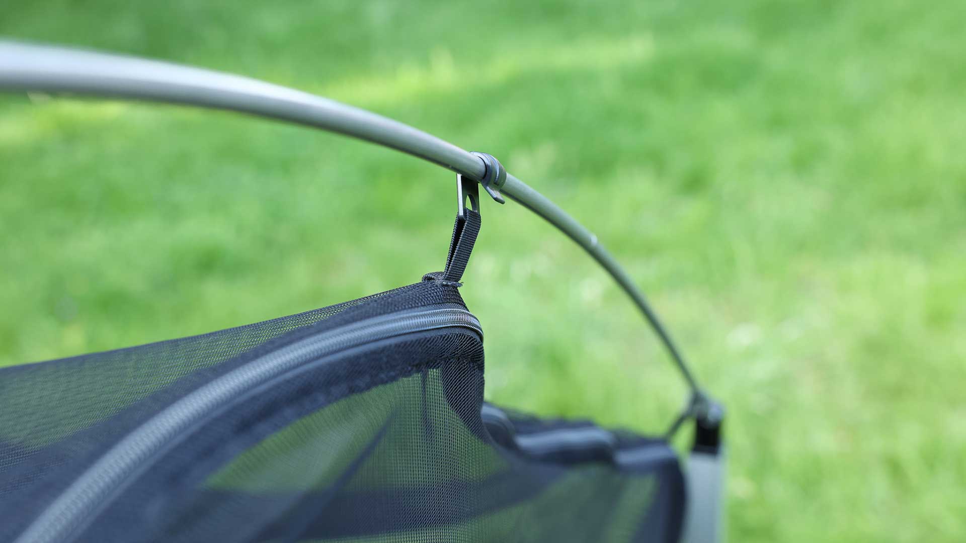 Close-up of the telescopic frame in which the mosquito net is suspended by means of hooks.
