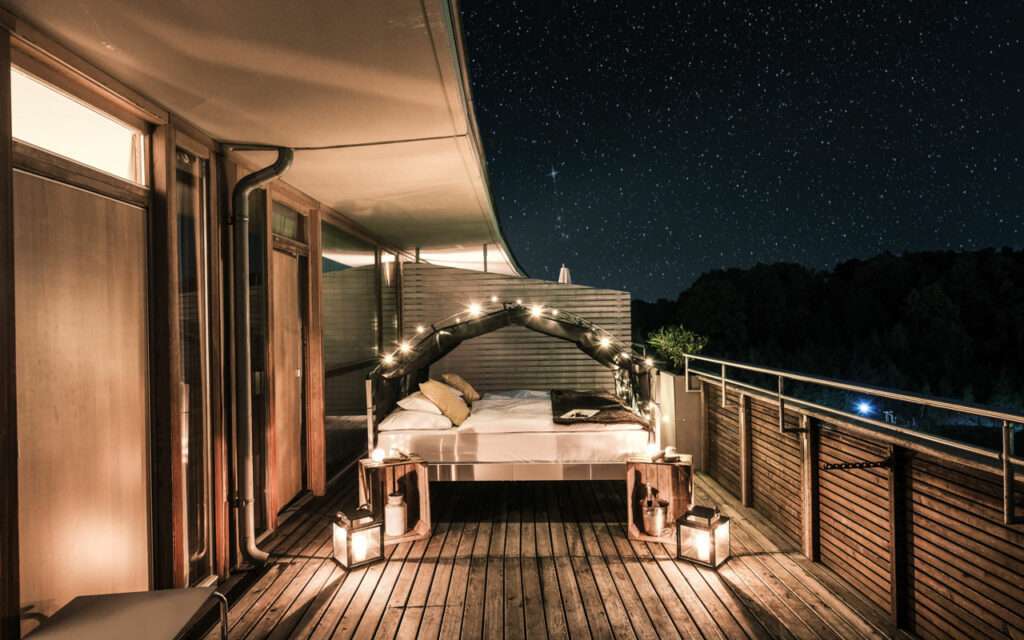 Ein Outdoor-Bett für Gastgeber, die ihren Gästen eine besondere Übernachtung bieten möchten.