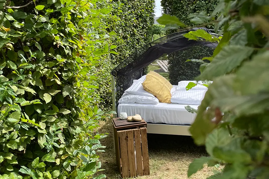 Das Outdoor Bett SkyHeia im Garten des Falkensteiner Balance Resort in Stegersbach als außergewöhnliche Übernachtung.