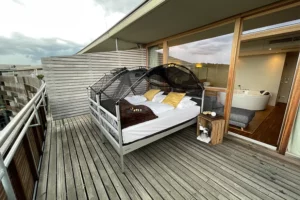 Bett mit Frischluft – Das Outdoor-Bett SkyHeia als außergewöhnliche Übernachtung in der Wellness Suite des Falkensteiner Balance Resort in Stegersbach