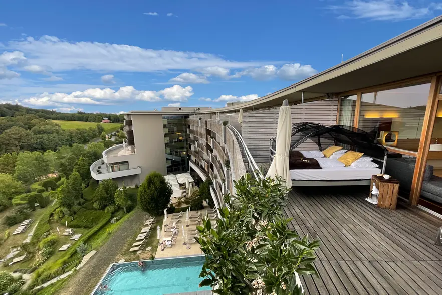 Das Outdoor Bett für Hotels, Ferienhäuser, Campingplätze und andere Gastgeber, die ihren Gästen eine außergewöhnliche Übernachtung bieten möchten. Hier auf der Dachterrasse des Falkensteiner Hotels.