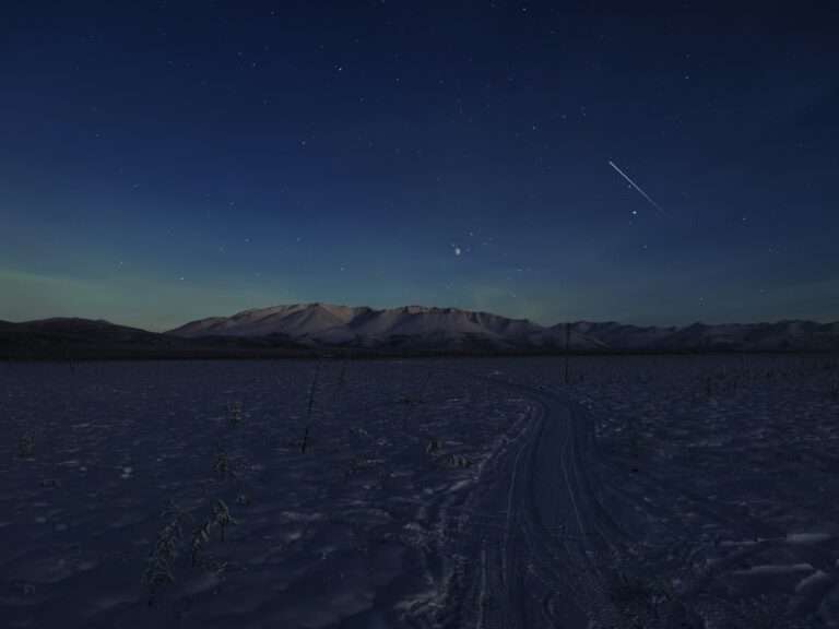 English: The shooting star nights of the Perseids in July and August are best enjoyed in an outdoor bed like the SkyHeia