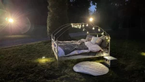Guests can spend an unusual and extraordinary night in the outdoor bed SkyHeia - ideal for hosts