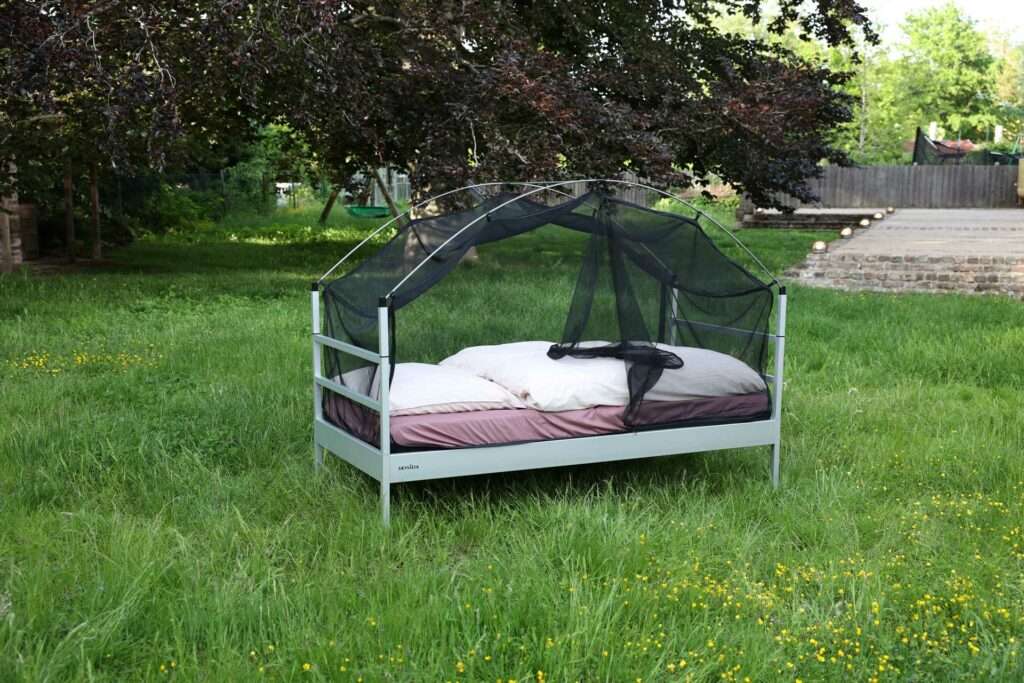 Outdoor-Bett und Balkon Bett mit Insektenschutz
